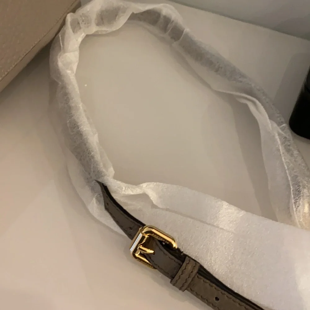 Burberry Welburn bag in pale grey color. New with tags and dust bag. - Picture 6 of 8